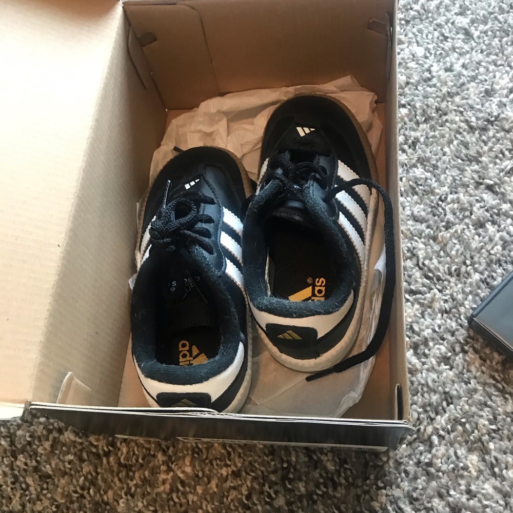 Kid soccer shoes
